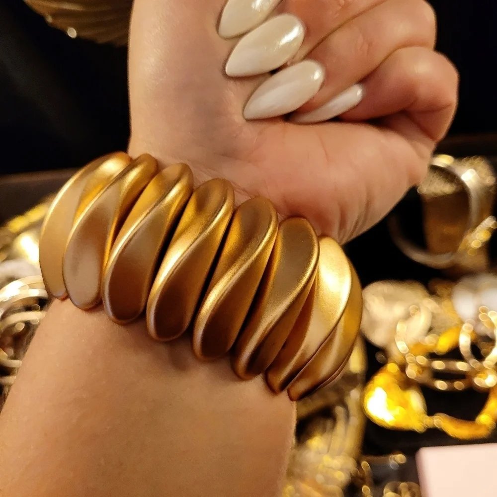 VINTAGE CHUNKY WAVED LARGE BEAD MATTE GOLD STRETCH BRACELET - Picture 8 of 13